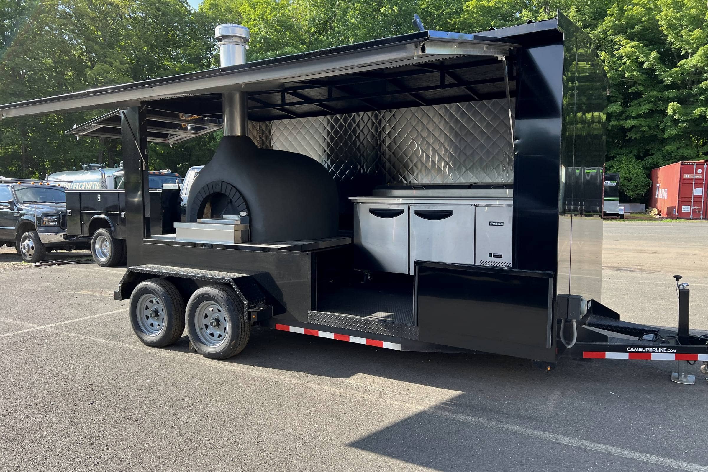 Open-concept Chow Food and Beverage pizza trailer with Valoriani 120 oven